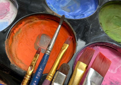 Les pots de peintures et pinceaux d'Aditi pour ses ateliers d'arts plastiques au H Tiers-lieu