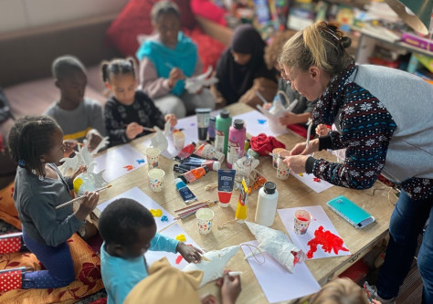 Des enfants de 4 à 7 ans et Aditi, lors d'un atelier d'éveil aux arts plastiques.