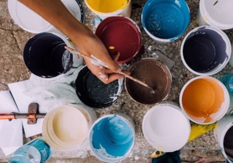 pots de peinture multicolores