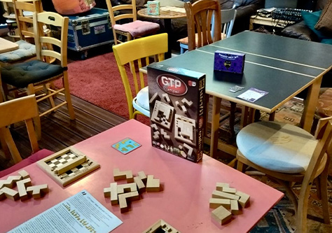 tables où sont installés des jeux de société.