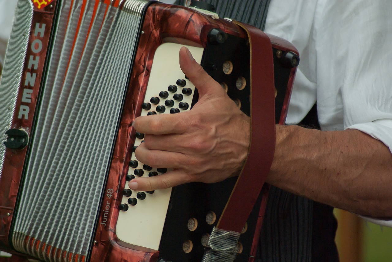 accordeon tenu par un homme
